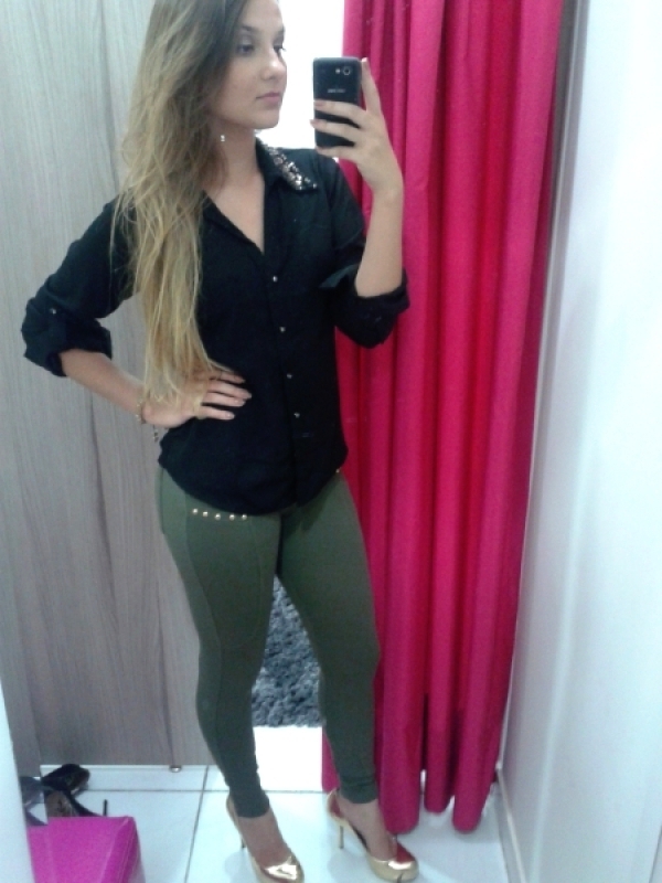 calça verde com blusa preta